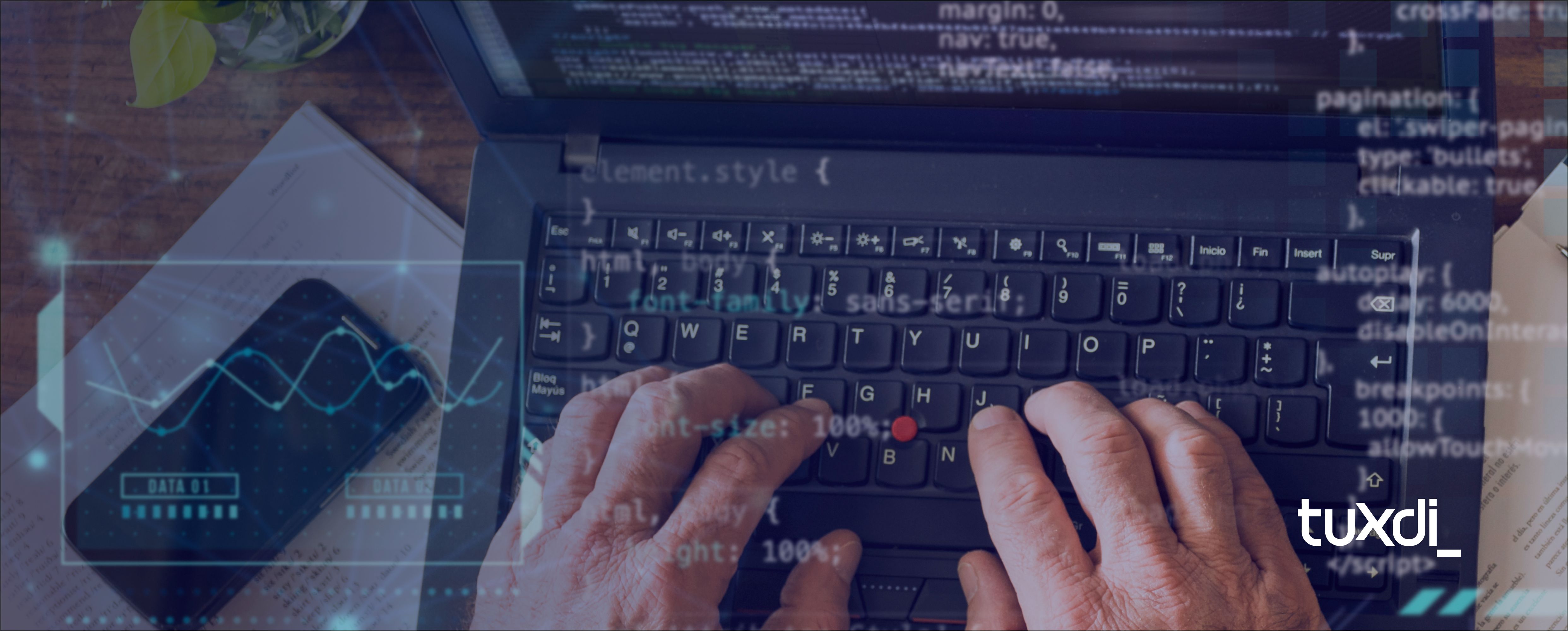 Manos programando en una computadora portátil con líneas de código y visualizaciones de datos superpuestas, representando el desarrollo de software en 2026. Fondo tecnológico con el logo de Tuxdi.